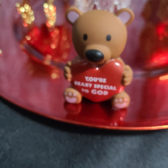 Red Centerpiece - Picture 2 of 6